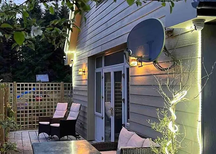 The Bird House - Coastal In Lovely Forest Setting Nr. Kinsale بيت للعطل *