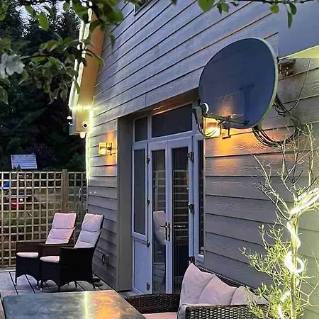 The Bird House - Coastal In Lovely Forest Setting Nr. Kinsale Vakantiehuis *